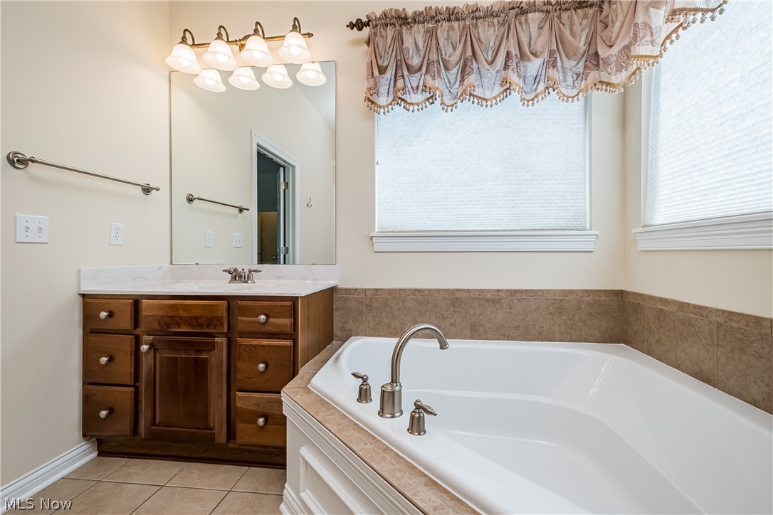 1298 Killian Road Akron, OH 44312 - Photo 27 of 35 Large soaker tub.