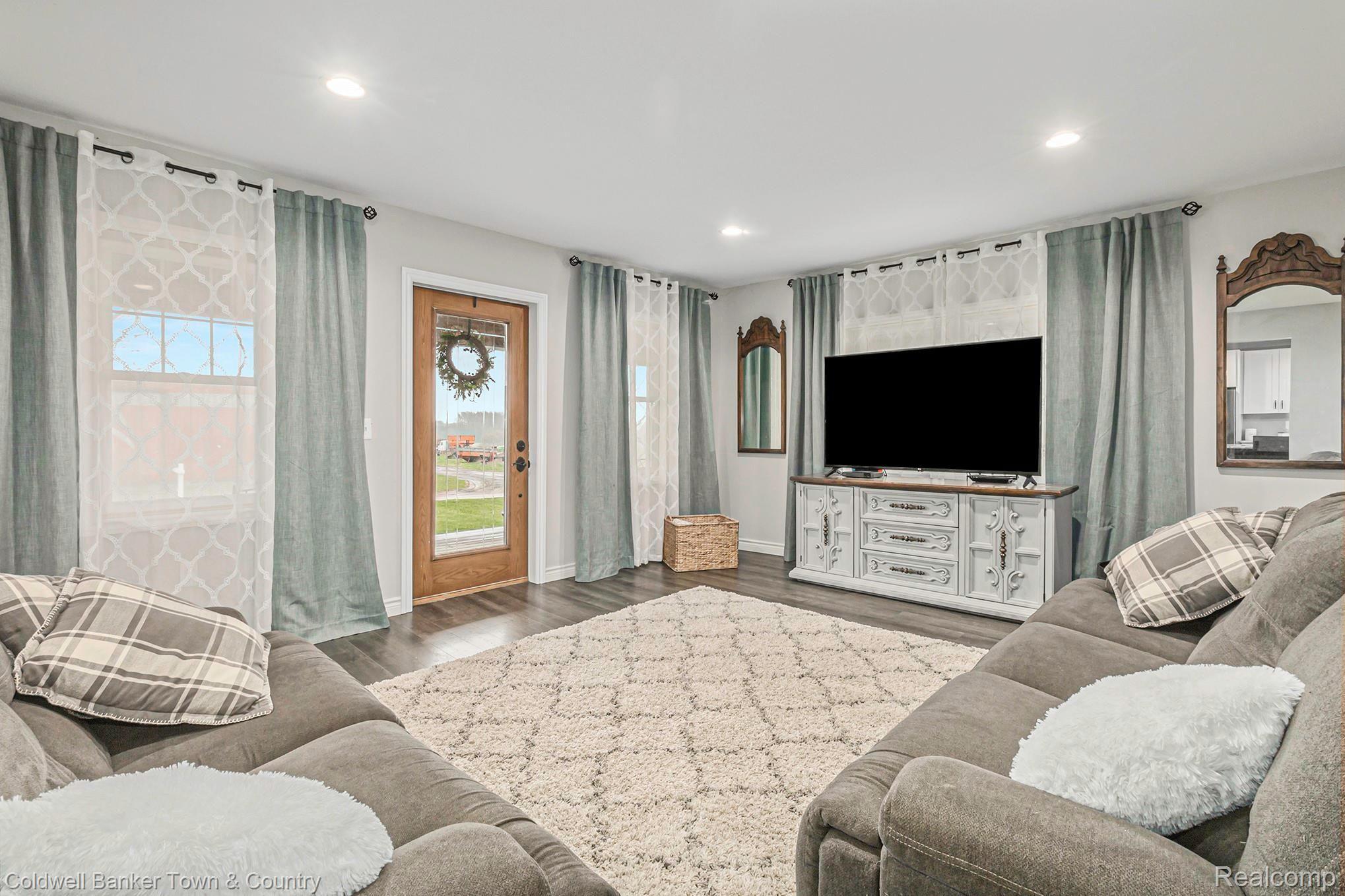4824 West Hayner Road Fowlerville, MI 48836 - Photo 13 of 39 Living Room