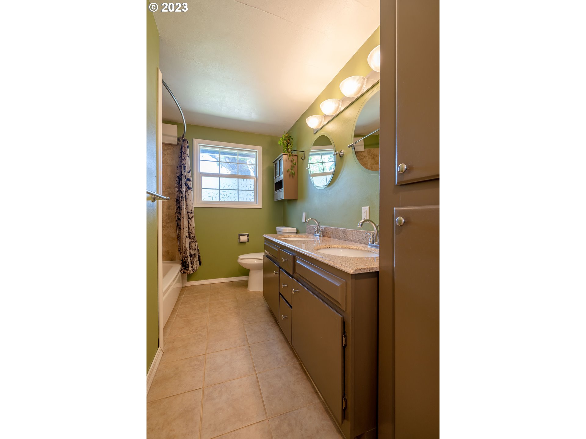 1670 Linden Avenue Springfield, OR 97477 - Photo 20 of 28 a bathroom with a sink and a mirror