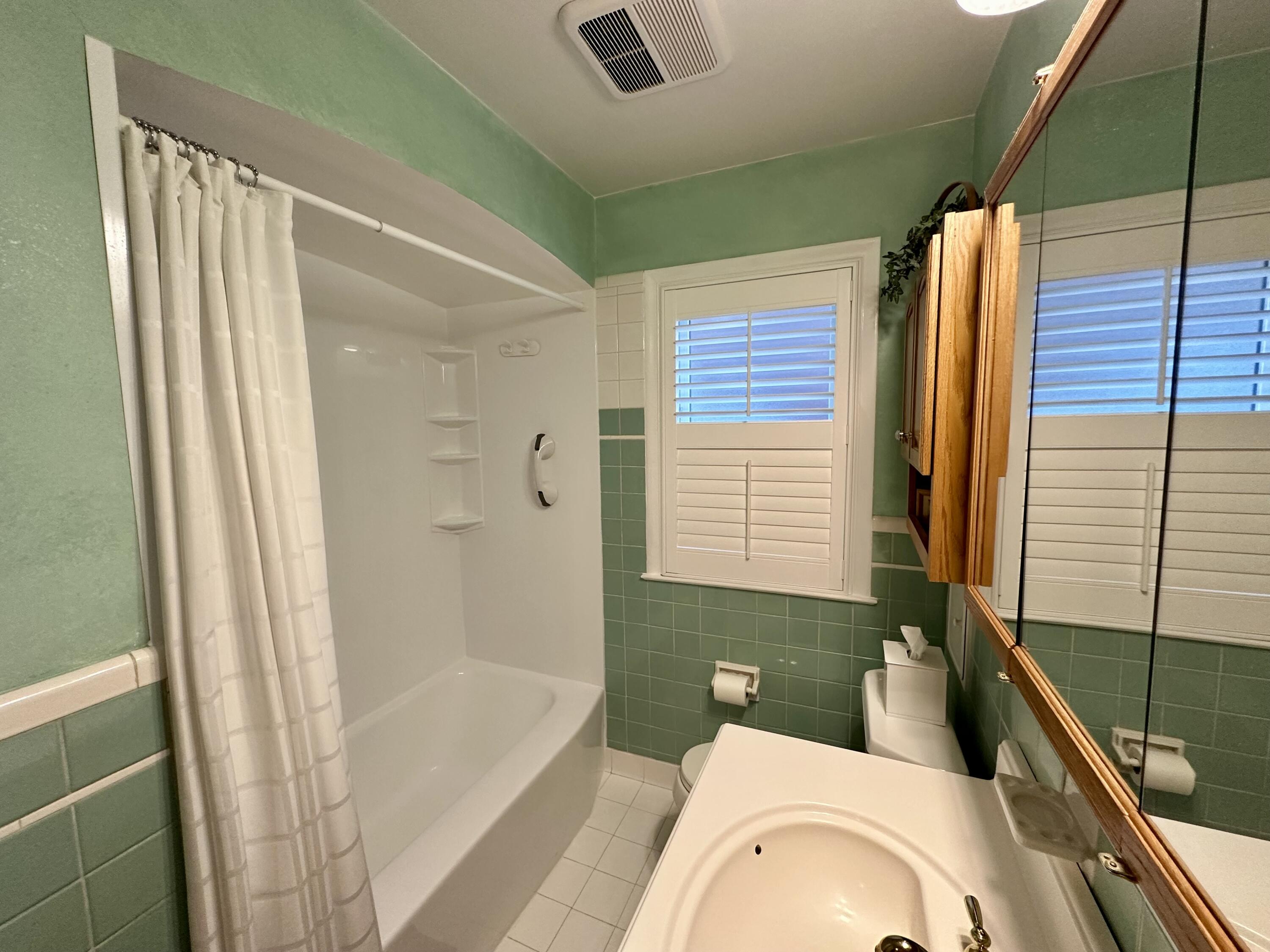 1953 Oxford Road Grosse Pointe, MI 48236 - Photo 29 of 34 Bathroom 2