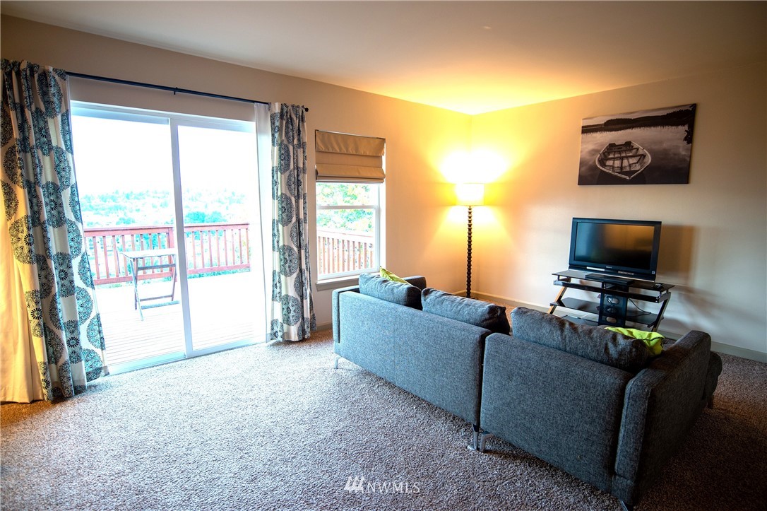 419 Cedar Avenue South Renton, WA 98057 - Photo 6 of 17 Gallery Image 6