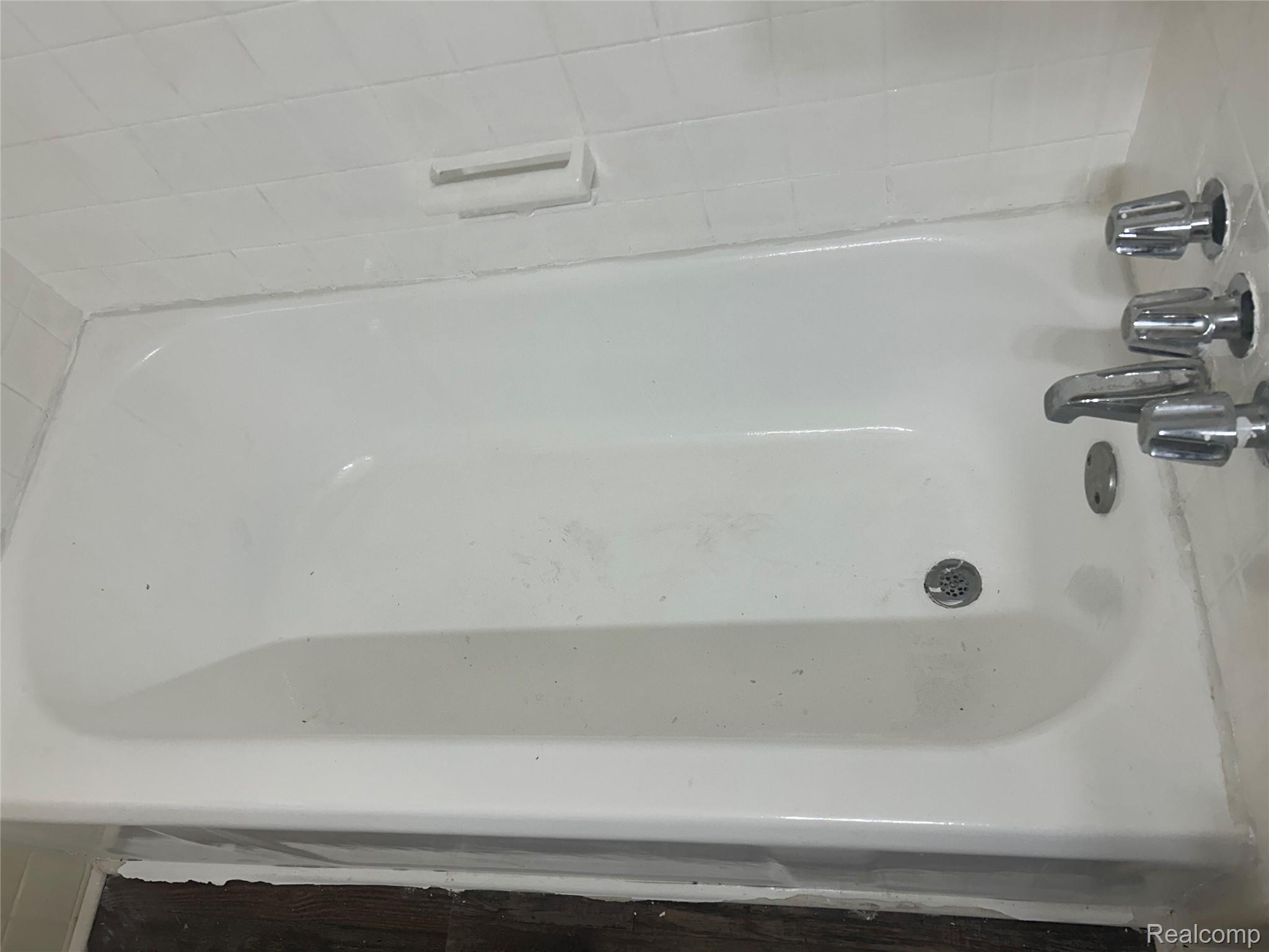 16824 Rutherford Street Detroit, MI 48235 - Photo 17 of 25 White bathtub featuring chrome fixtures