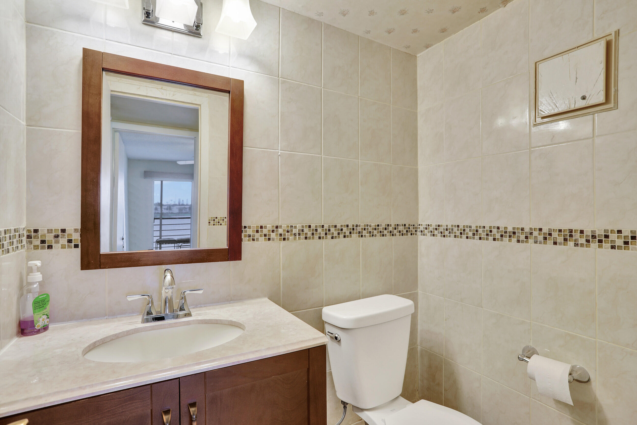 2037 Cornwall East Boca Raton, FL 33434 - Photo 12 of 26 Half-Bathroom