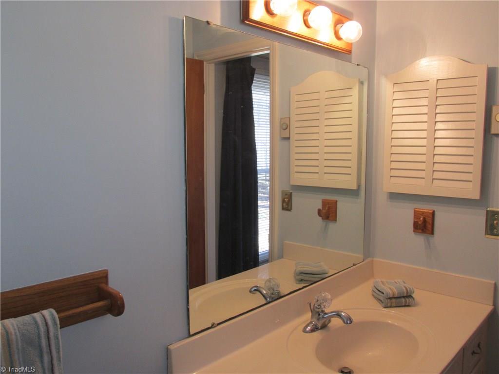 3209 Garwin Road Greensboro, NC 27406 - Photo 14 of 24 Master En-Suite Bath
