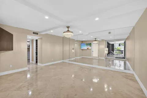 $775,000 | 5380 North Ocean Drive, Unit 3B, Singer Island, FL 33404