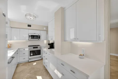 $775,000 | 5380 North Ocean Drive, Unit 3B, Singer Island, FL 33404