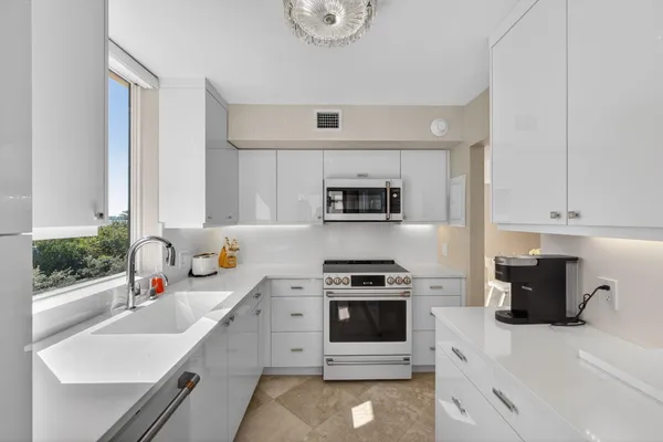 $775,000 | 5380 North Ocean Drive, Unit 3B, Singer Island, FL 33404