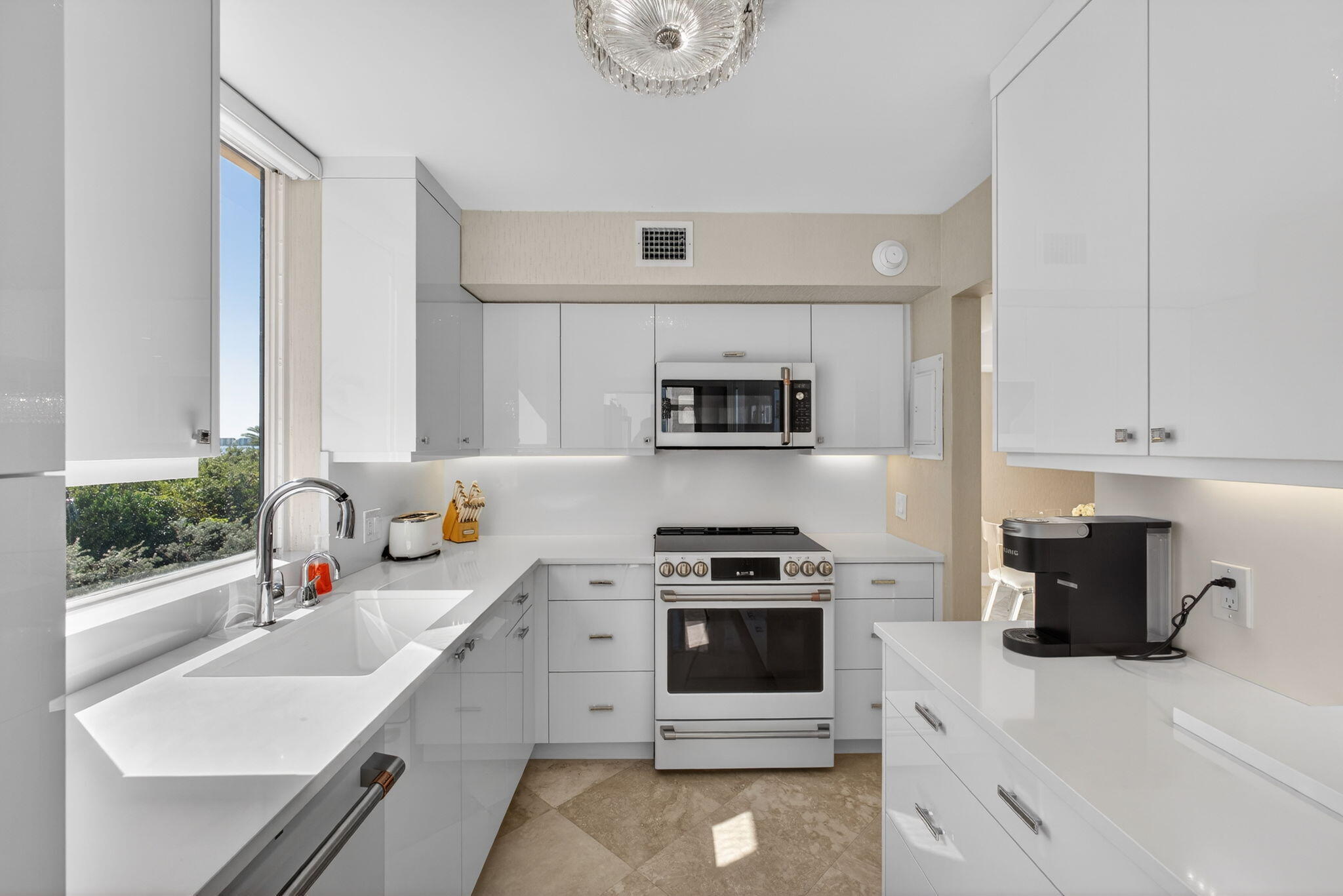 5380 North Ocean Drive, Unit 3B Singer Island, FL 33404 - Photo 7 of 41 Kitchen