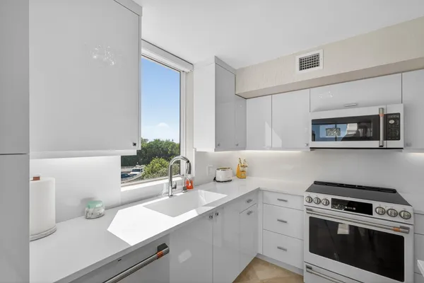 $775,000 | 5380 North Ocean Drive, Unit 3B, Singer Island, FL 33404