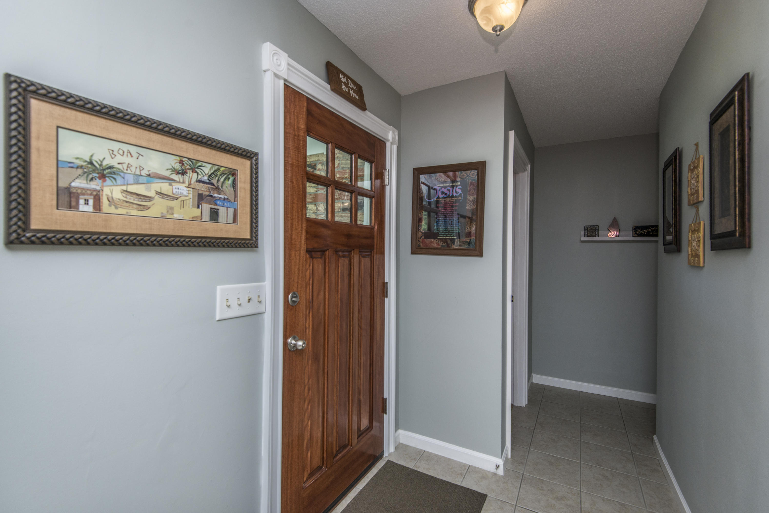 405 Beauregard Road Summerville, SC 29486 - Photo 4 of 22 Front foyer