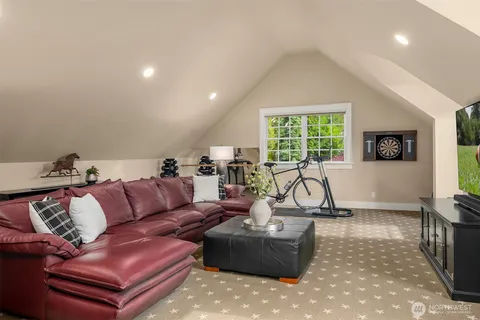 $3,645,000 | 10910 Northeast 18th Place, Bellevue, WA 98004