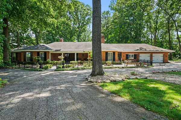 $1,199,900 | 1660 Signal Point Drive, Niles, MI 49120