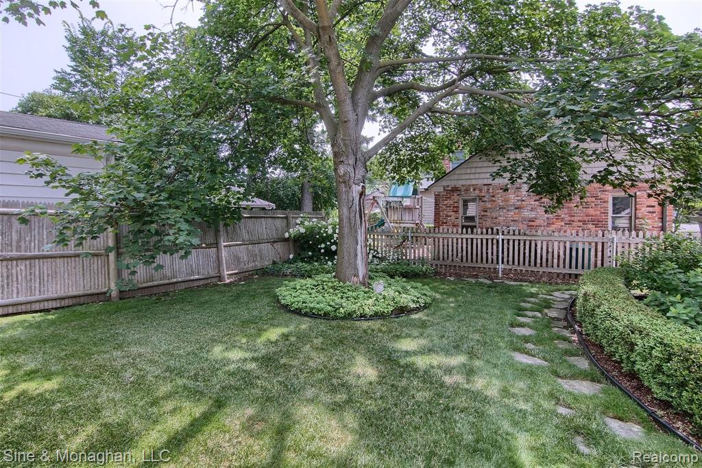 389 Merriweather Road Grosse Pointe Farms, MI 48236 - Photo 30 of 33