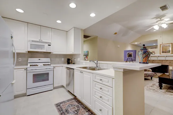 $2,200 | 10 Stone Creek Place, The Woodlands, TX 77382