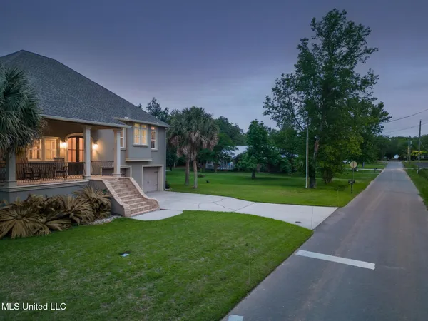 $649,900 | 216 Courtenay Avenue, Pass Christian, MS 39571