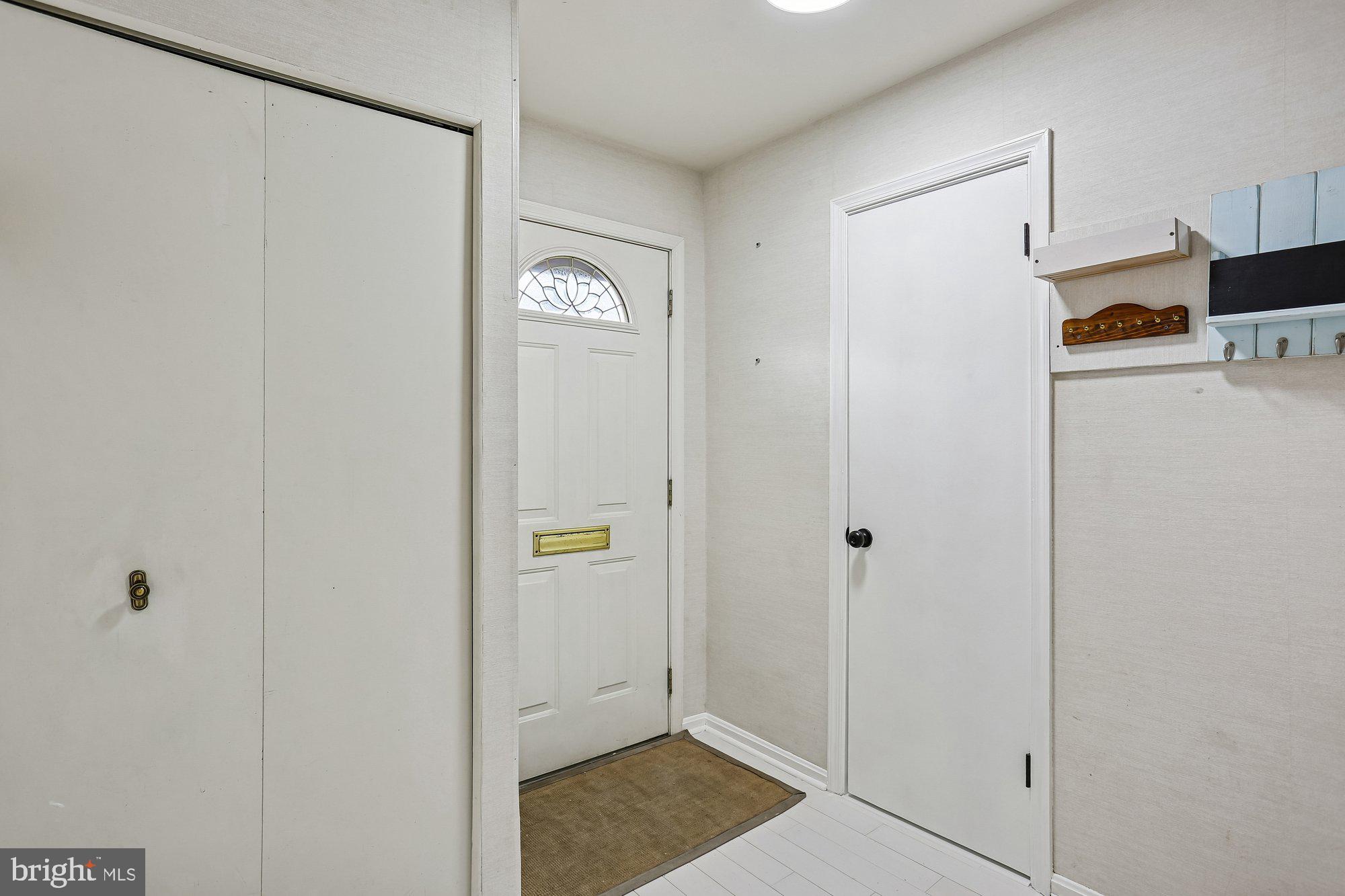 32 Oak Shade Road Gaithersburg, MD 20878 - Photo 4 of 30 Entry