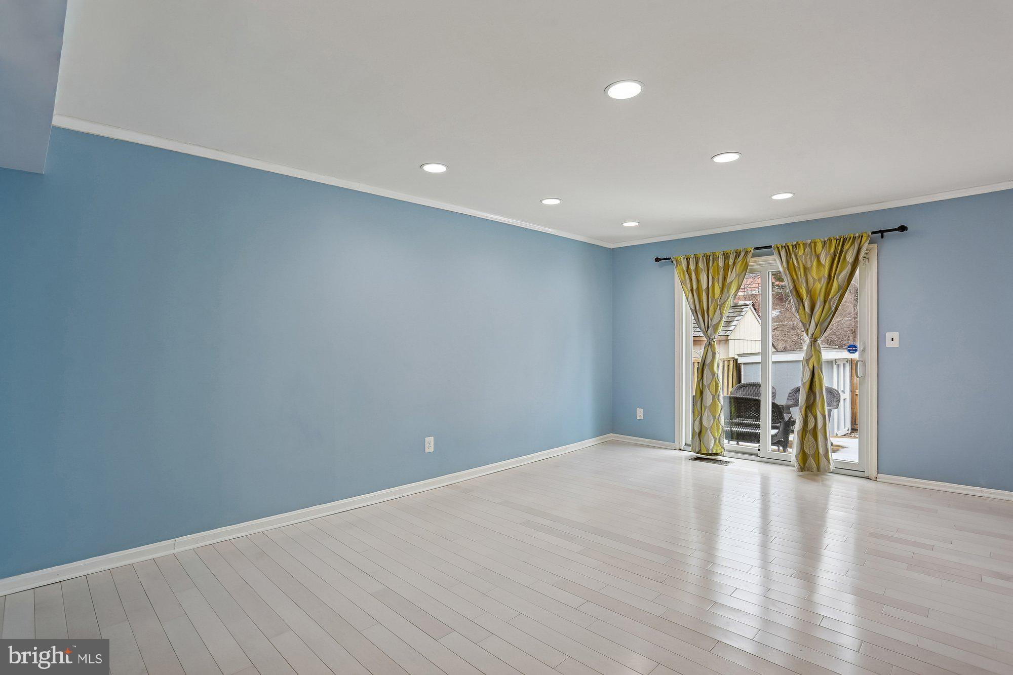 32 Oak Shade Road Gaithersburg, MD 20878 - Photo 5 of 30 Living Room