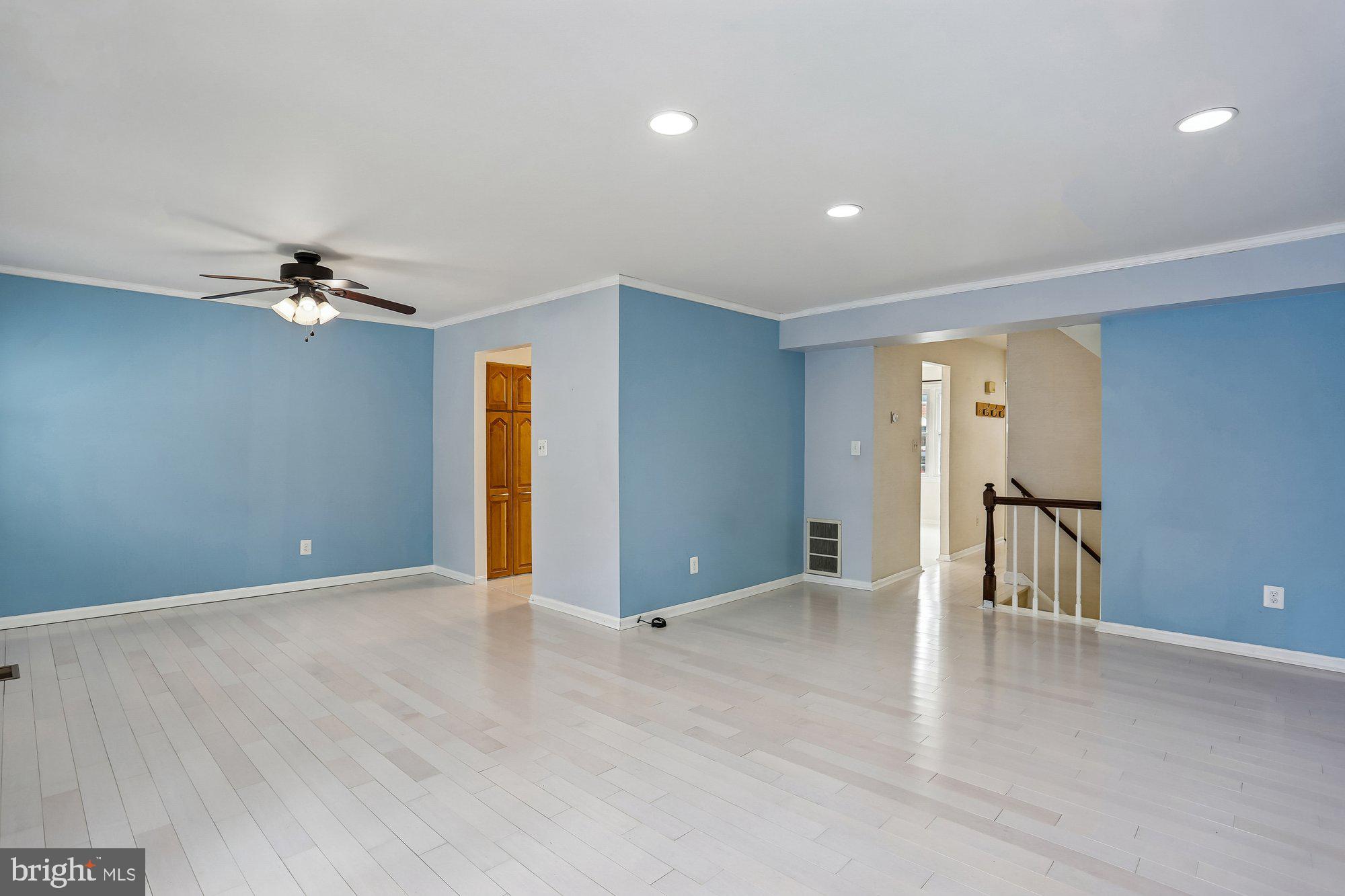 32 Oak Shade Road Gaithersburg, MD 20878 - Photo 6 of 30 Living Room