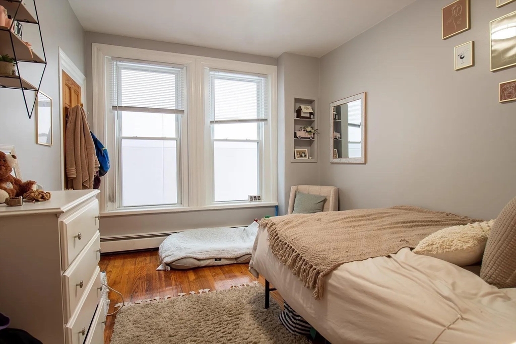 117 Elm Street, Unit 2 Newton, MA 02465 - Photo 4 of 10 a bedroom with a bed and a window