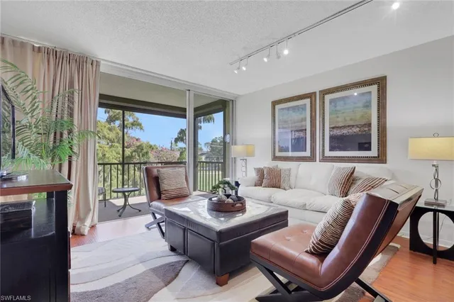 $179,900 | 1084 Forest Lakes Drive, Unit 7304, Naples, FL 34105