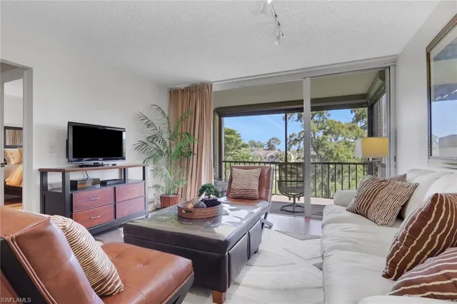 $179,900 | 1084 Forest Lakes Drive, Unit 7304, Naples, FL 34105