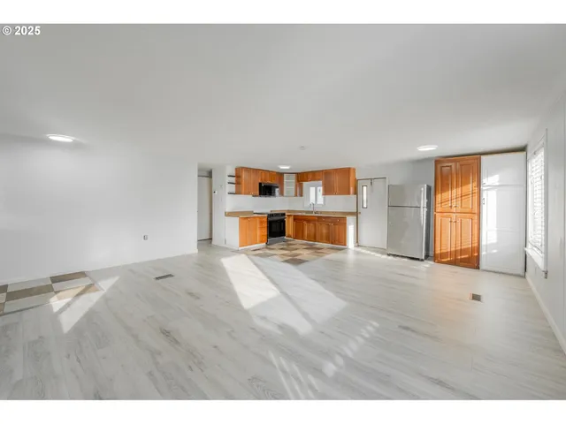 a view of empty room with a fireplace