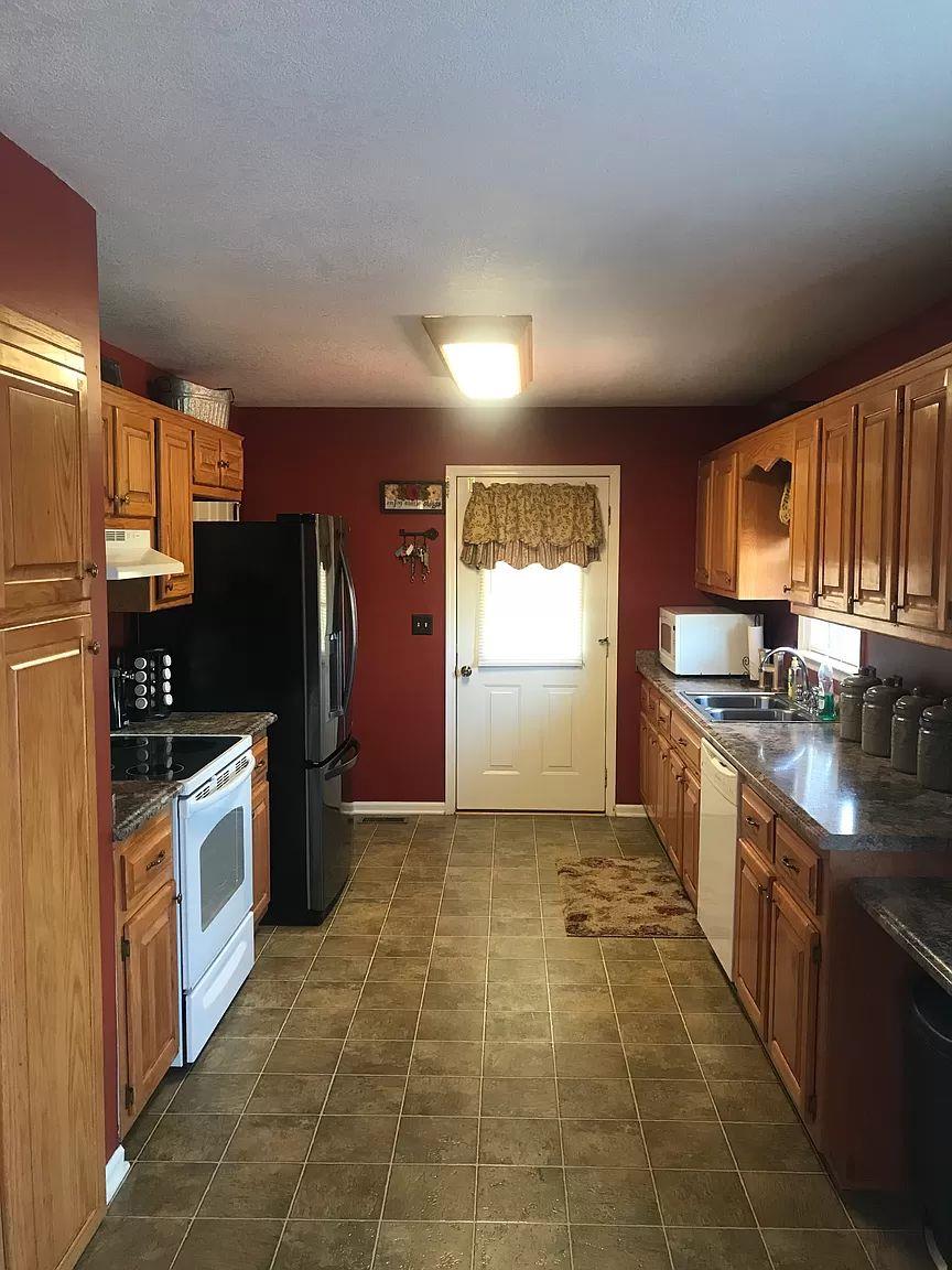 1701 Carter Road Decherd, TN 37324 - Photo 6 of 25 Now lets take a look at this wonderful 23x10 eat-in kitchen.