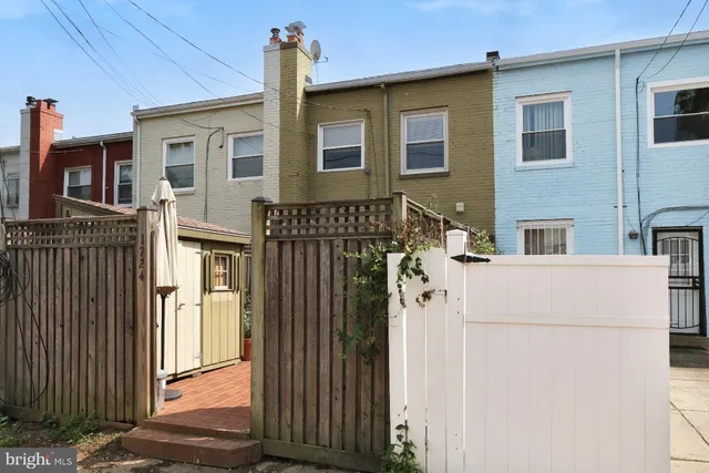 $2,900 | 1724 E Street Northeast, Washington, DC 20002