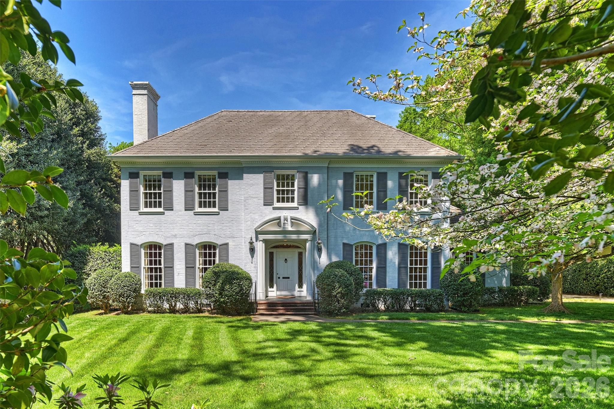 812 Ardsley Road Charlotte, NC 28207 - Photo 2 of 44 a front view of a house with a garden