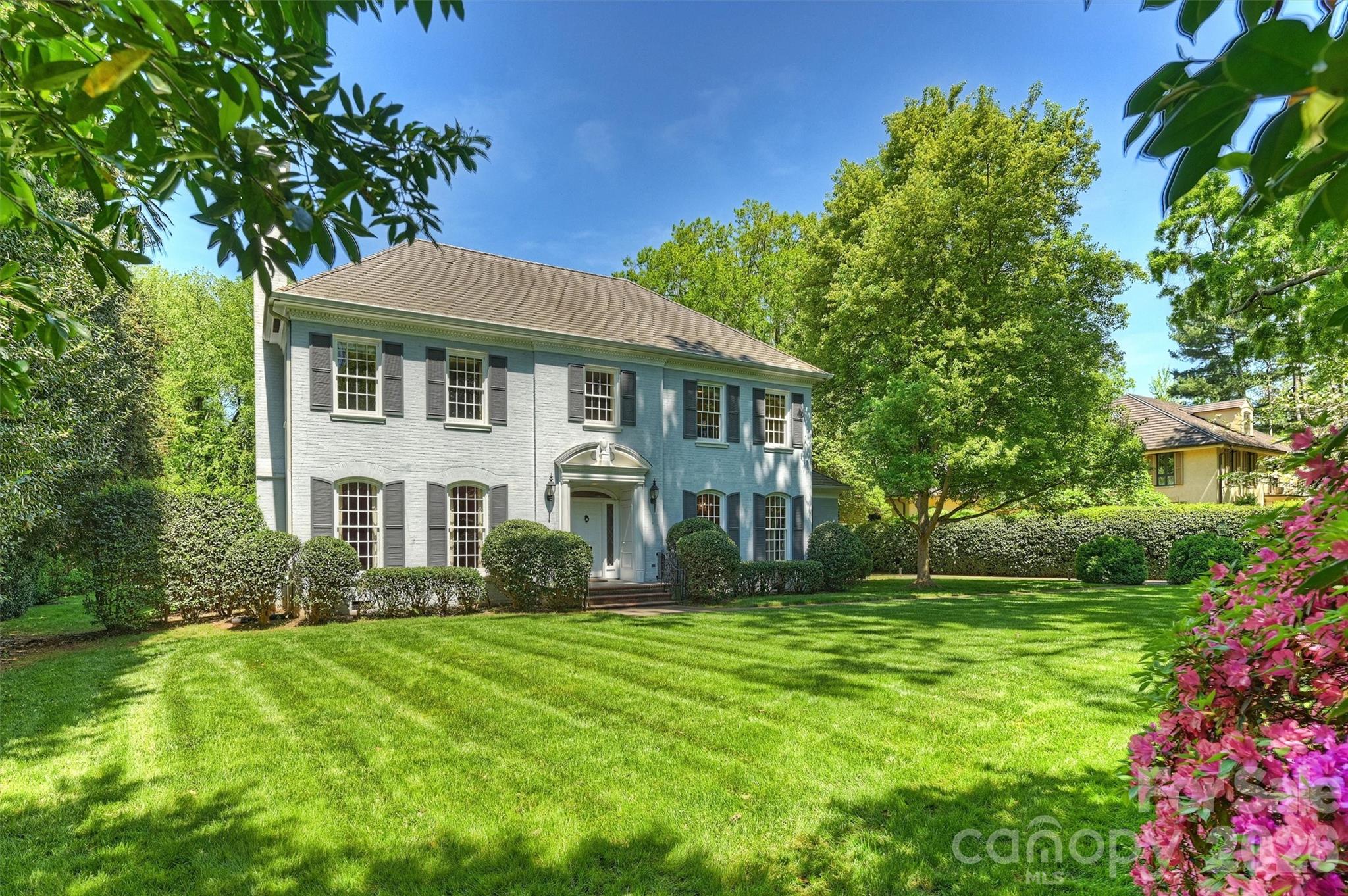 812 Ardsley Road Charlotte, NC 28207 - Photo 4 of 44 a front view of a house with a garden