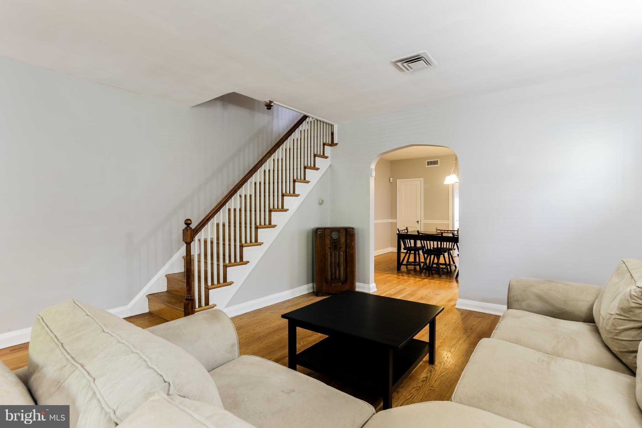 4635 Harcourt Road Baltimore, MD 21214 - Photo 11 of 23 Living Room