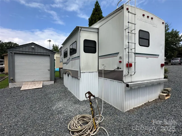a view of a house with backyard