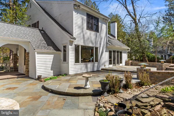a view of a house with backyard