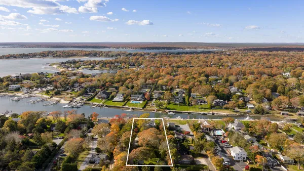 $3,695,000 | 20 Penny Lane, Hampton Bays, NY 11946