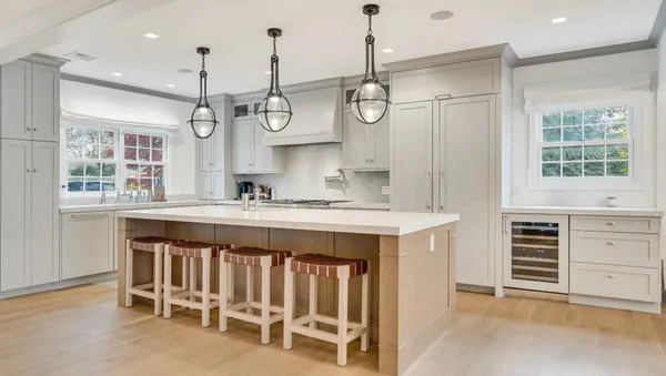 $3,695,000 | 20 Penny Lane, Hampton Bays, NY 11946