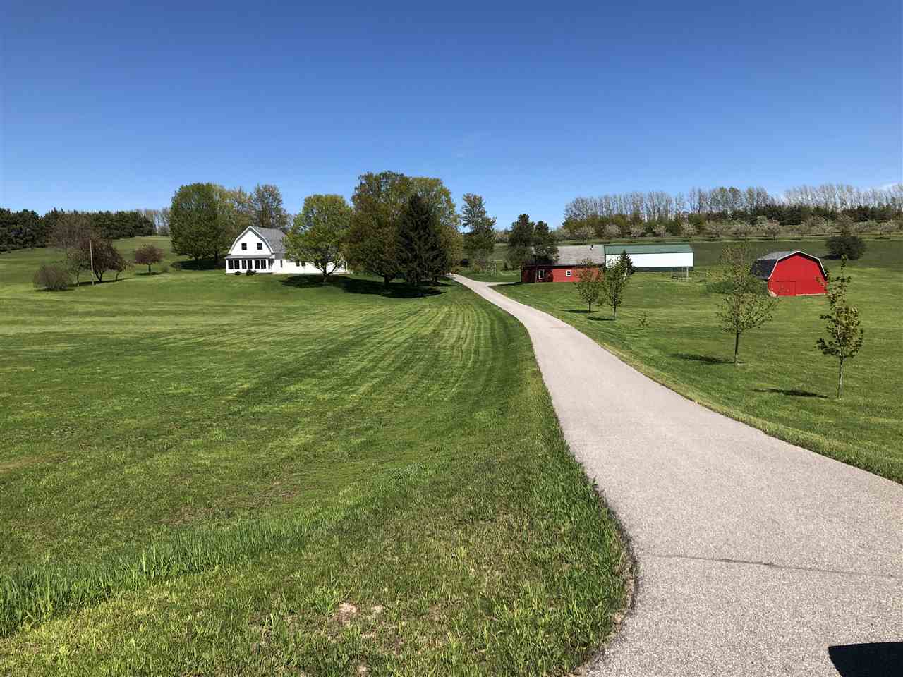 2250 North Mork Road Suttons Bay, MI 49682 - Photo 2 of 41 1859120-1.JPG