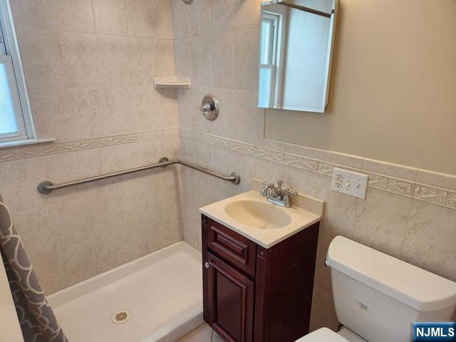 467 Spring Valley Road Paramus, NJ 07652 - Photo 8 of 20 a bathroom with a sink toilet and tub