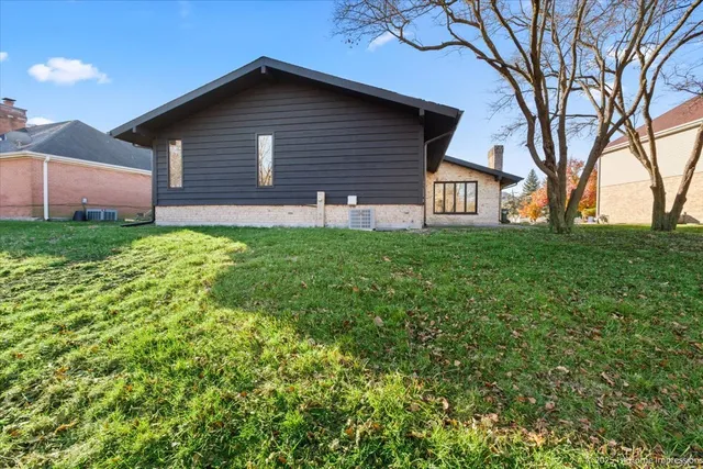 $330,000 | 17201 Bennett Avenue, South Holland, IL 60473