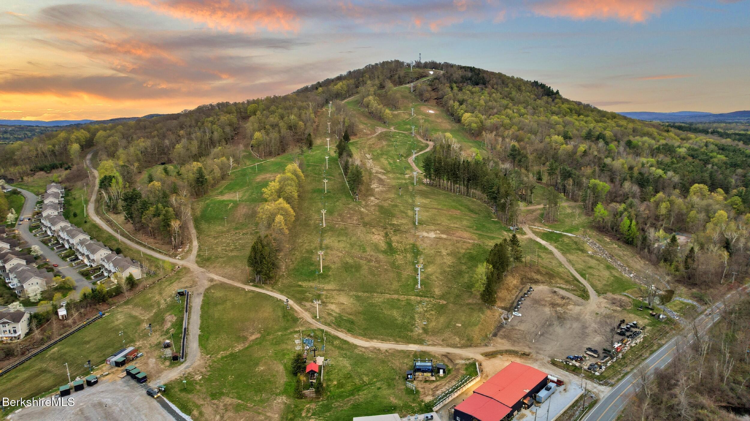 14 Alpine Trail, Unit 14 Pittsfield, MA 01201 - Photo 4 of 29 a view of a bathtub in a city