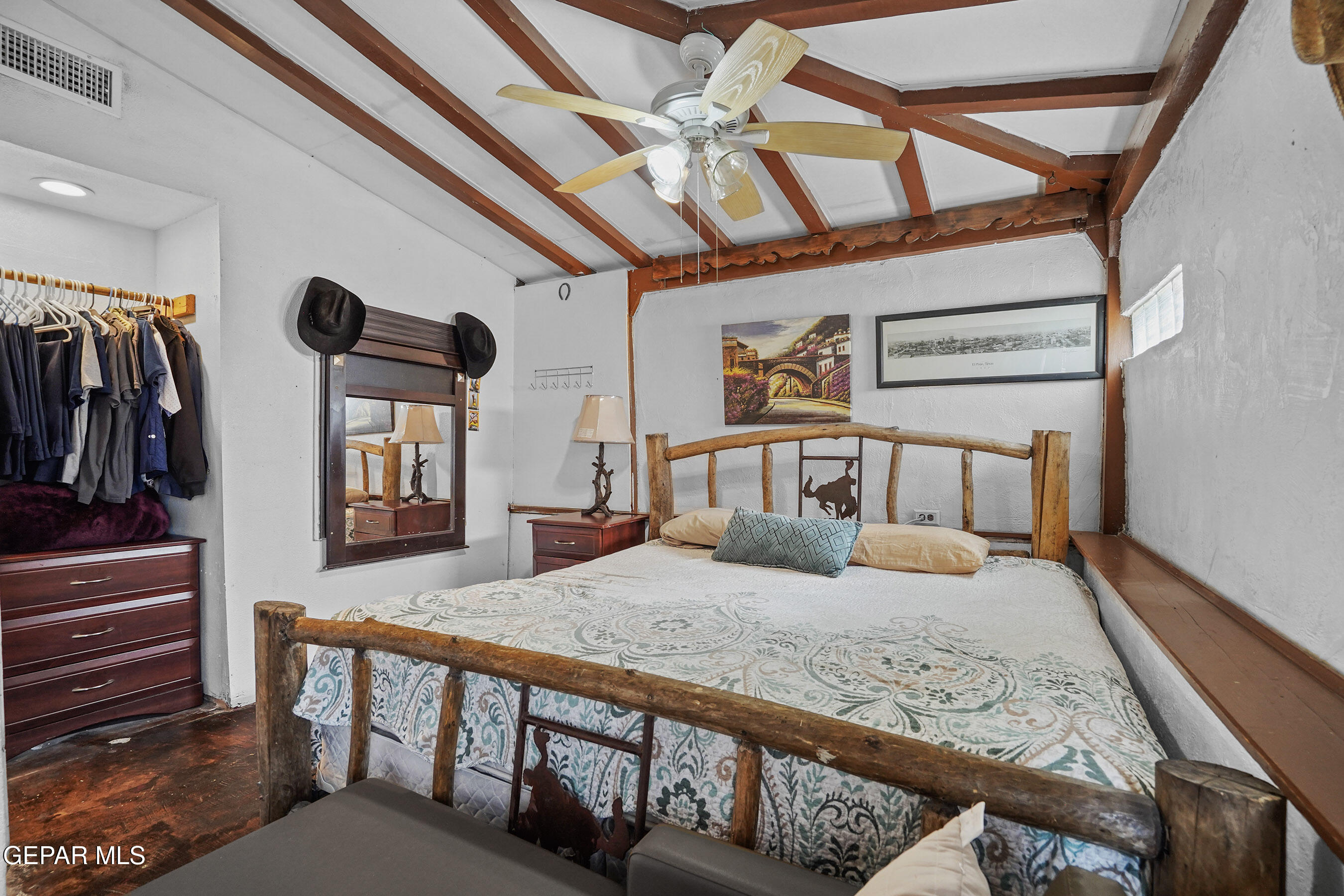 146 Croom Road El Paso, TX 79915 - Photo 11 of 54 a living room with furniture