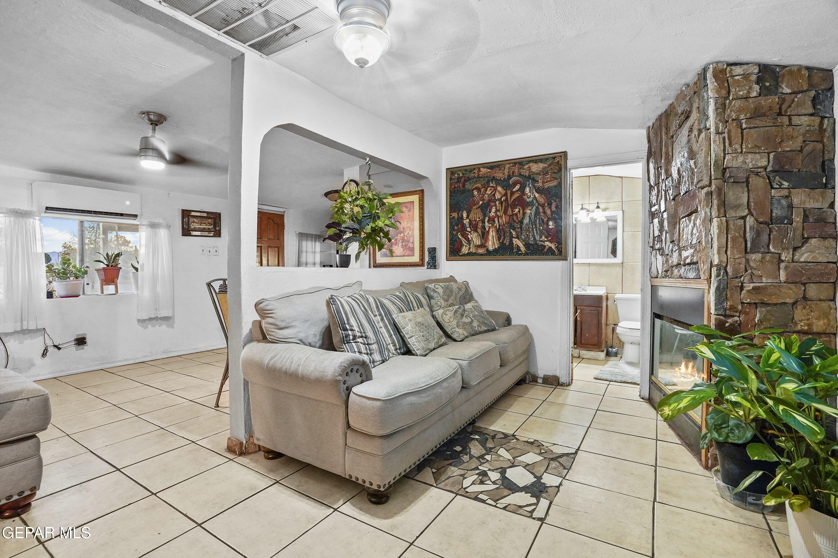 146 Croom Road El Paso, TX 79915 - Photo 32 of 54 a living room with furniture and a potted plant