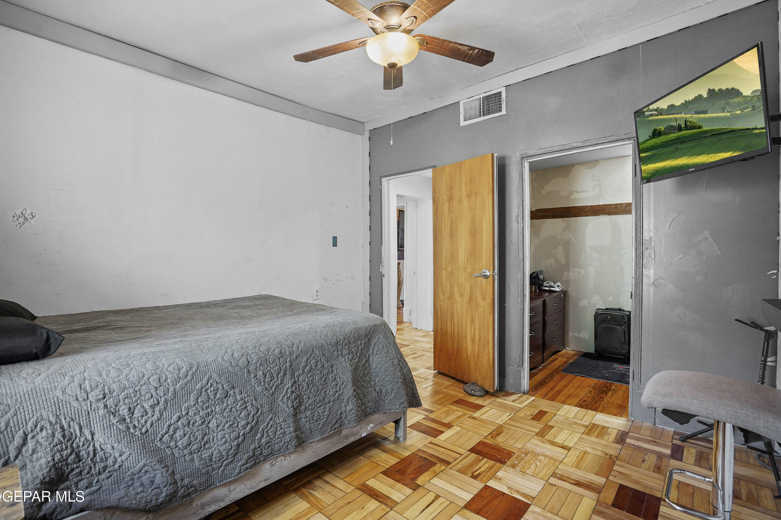 146 Croom Road El Paso, TX 79915 - Photo 36 of 54 a bedroom with a bed and a walk in closet