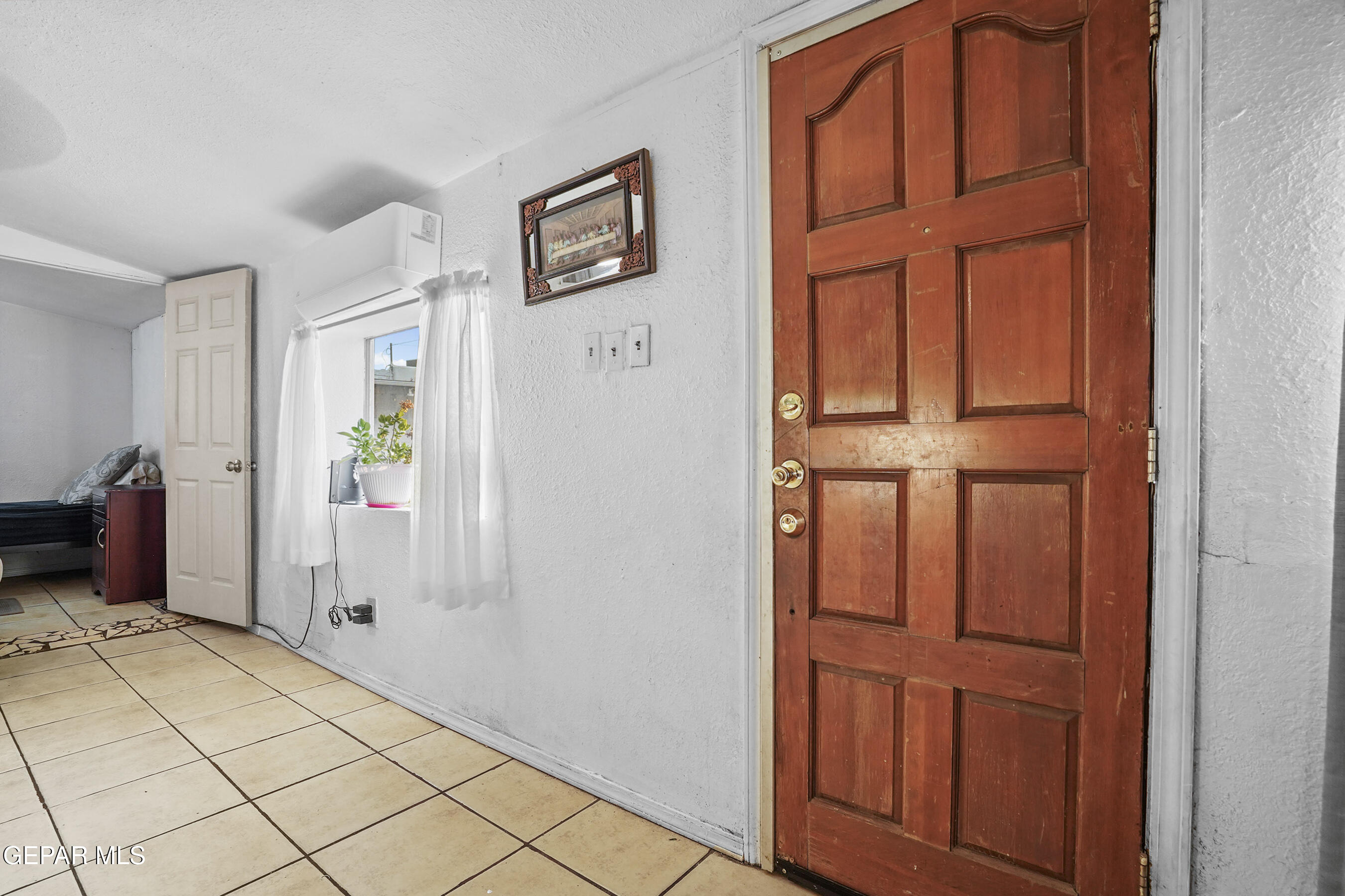 146 Croom Road El Paso, TX 79915 - Photo 39 of 54 a view of a hallway with bathroom