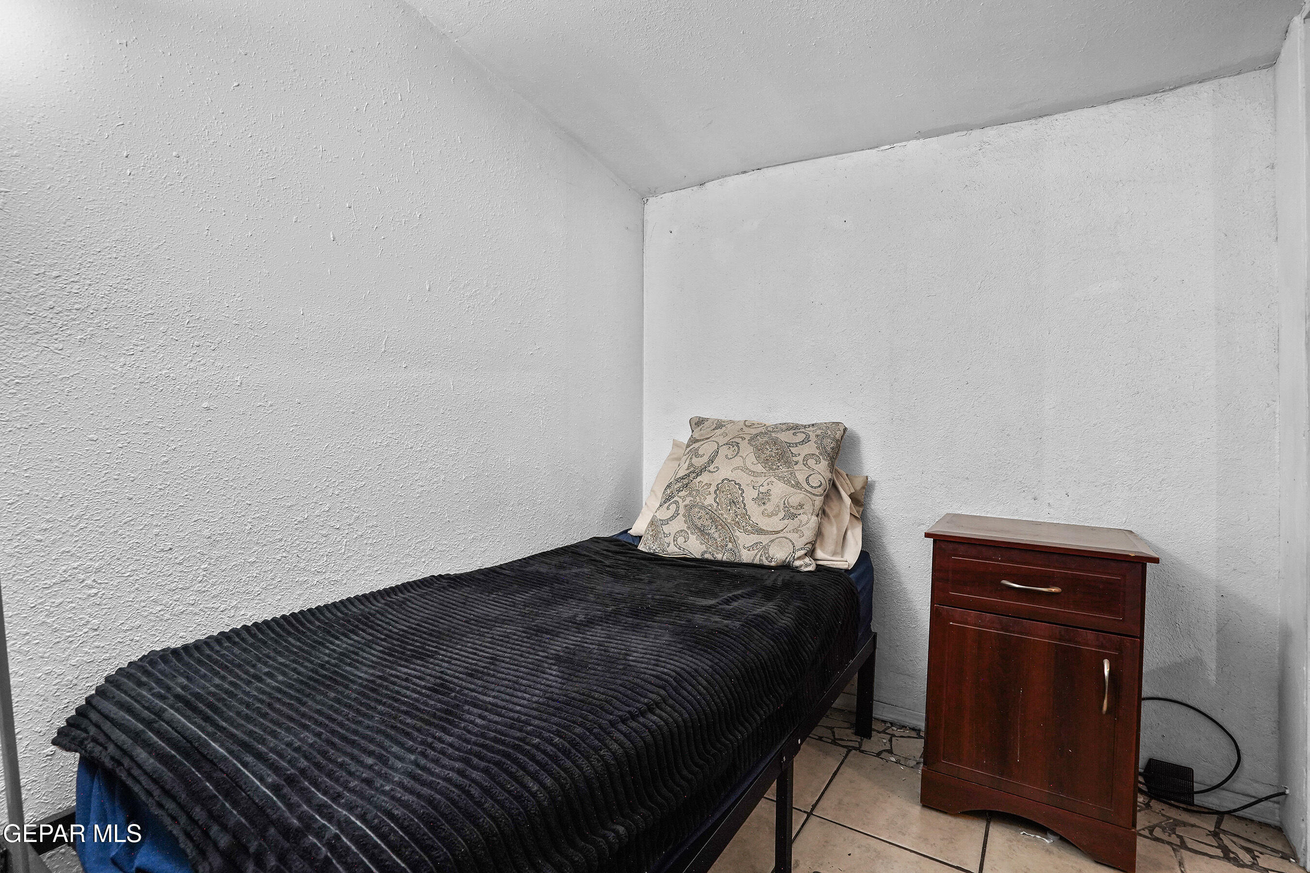 146 Croom Road El Paso, TX 79915 - Photo 44 of 54 a bedroom with a bed and a desk