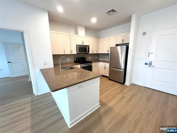 $4,450 | 2050 North Central Road, Unit 606, Fort Lee, NJ 07024