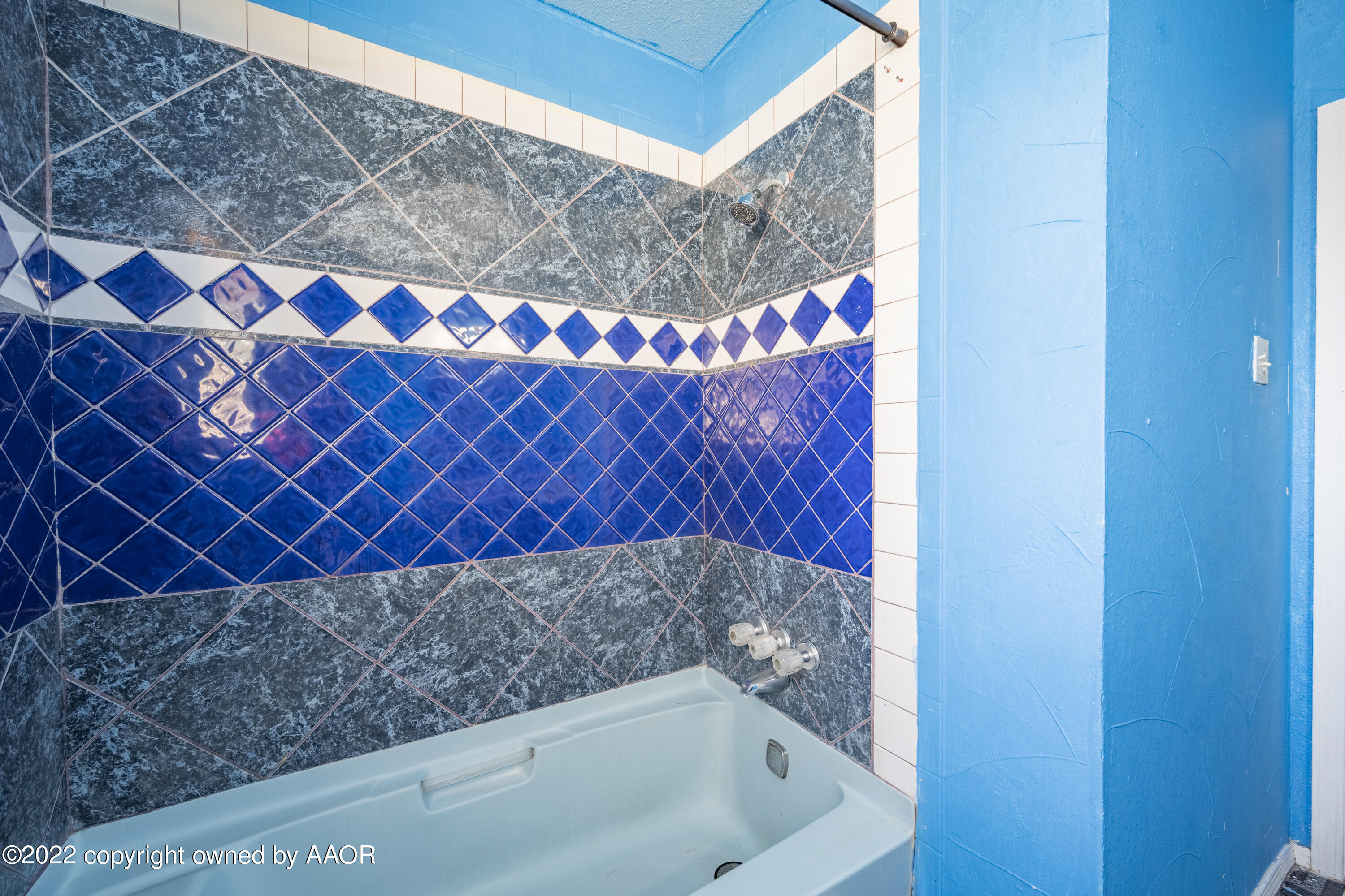 920 Heather Street Amarillo, TX 79107 - Photo 11 of 23 a bathroom with a bathtub and shower