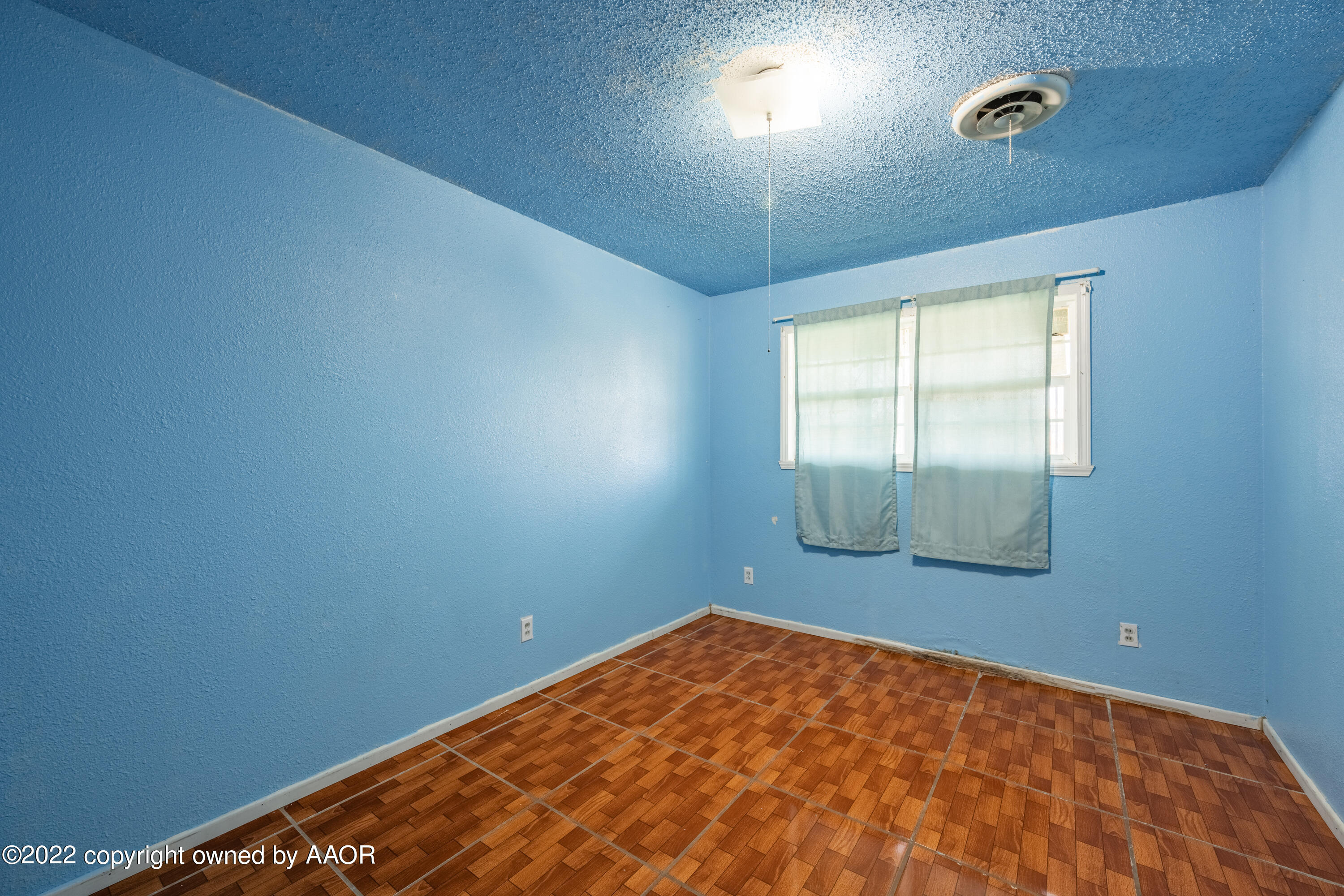 920 Heather Street Amarillo, TX 79107 - Photo 16 of 23 an empty room with windows