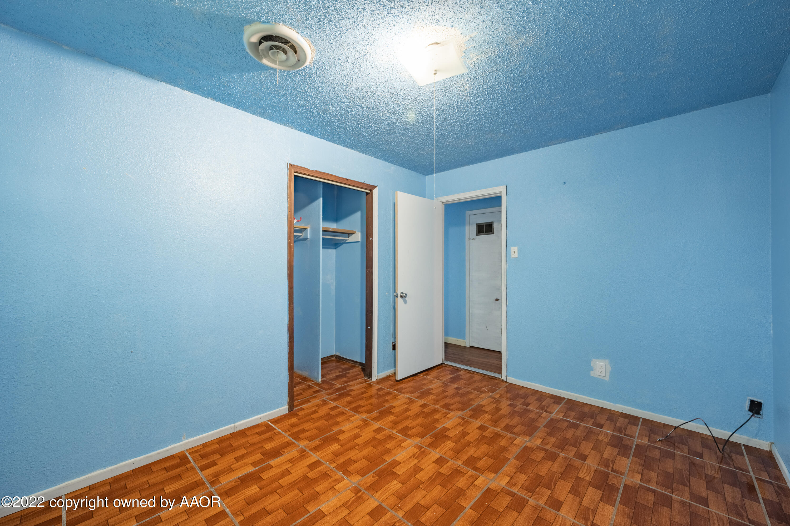 920 Heather Street Amarillo, TX 79107 - Photo 17 of 23 a view of a room with a bed
