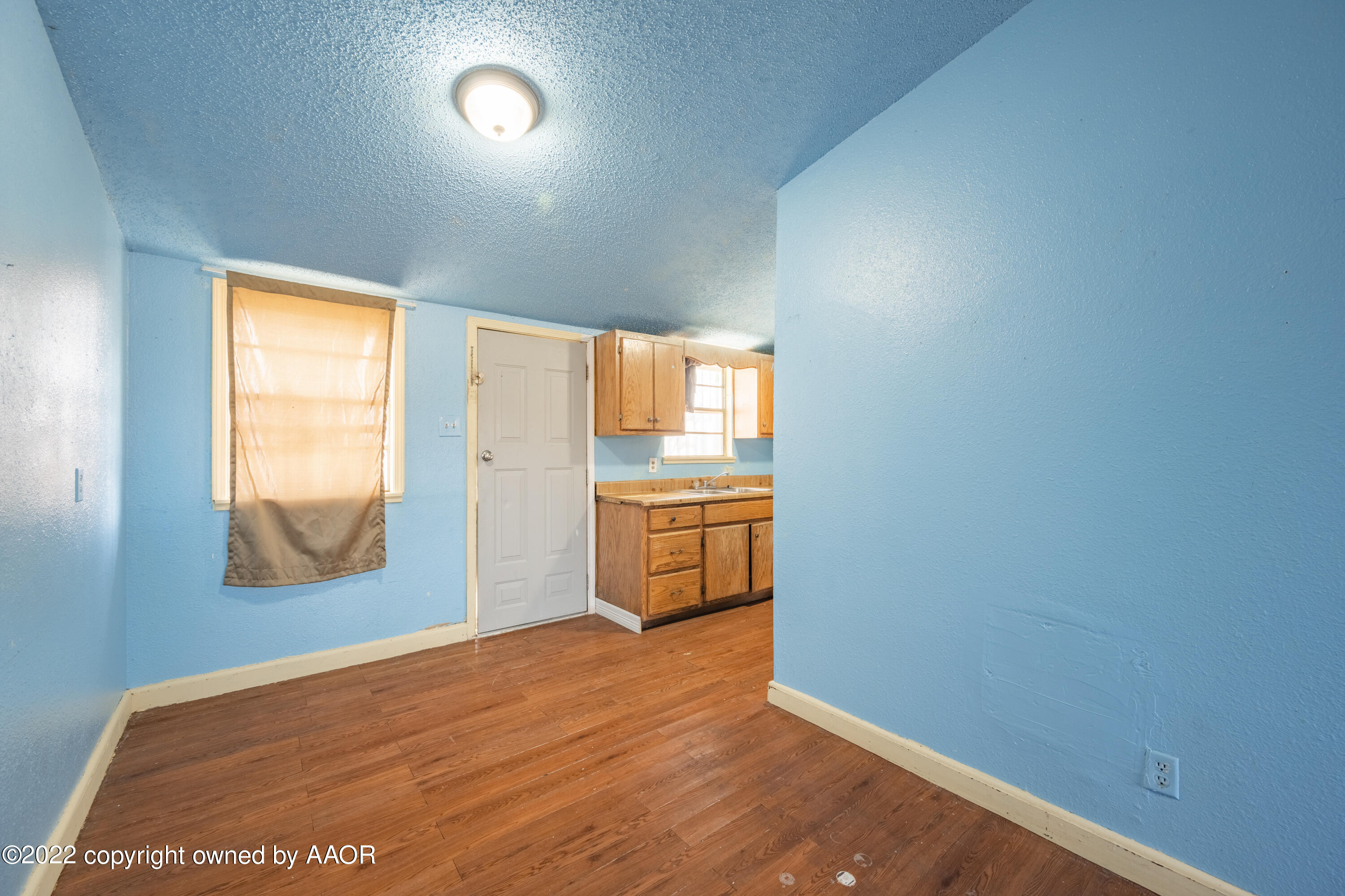 920 Heather Street Amarillo, TX 79107 - Photo 7 of 23 an empty room with windows and closet