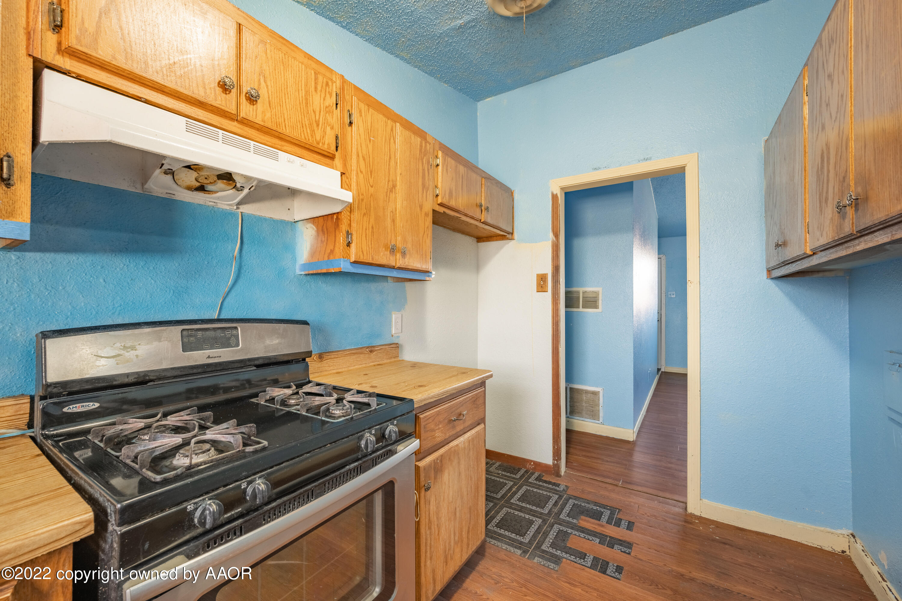 920 Heather Street Amarillo, TX 79107 - Photo 8 of 23 a kitchen with a stove and a microwave